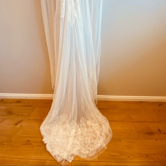 Alvina Valenta Wedding Gown (size 4) - Picture 6 of 11